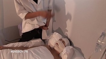 ผู้ป่วยชายแท้โดนคุณหมอหื่นจับเย็ดปากล่อตูดบนเตียงคนไข้ในโรงพยาบาล