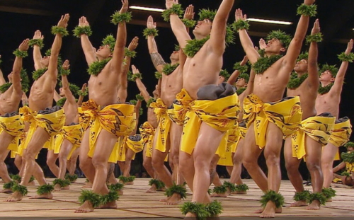 เทศกาล Merrie Monarch Festival คัดแต่คลิปผู้ชายนุ่งน้อยห่มน้อยเต้นระบำบนเวทีการแสดงที่เกาะฮาวาย